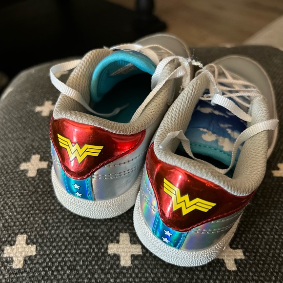 Wonder Woman Reebok - Picture 5 of 5